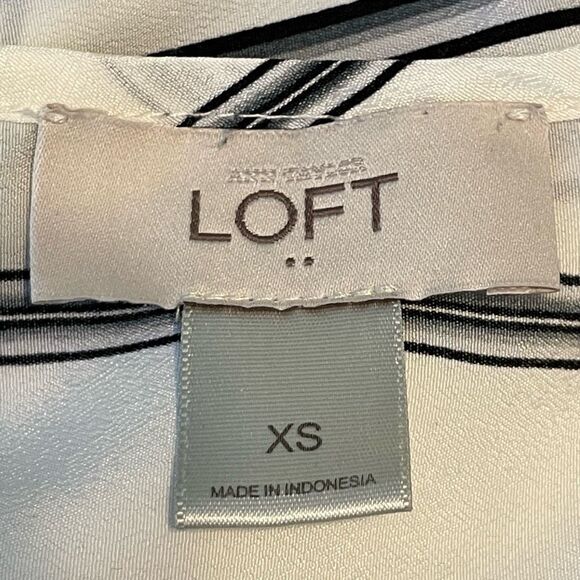 Loft Button Back High Neck Blouse White Black Striped Print Sleeveless Top XS - Picture 5 of 6